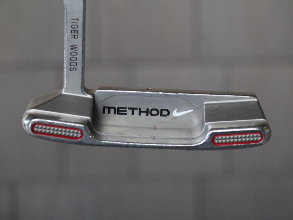 tony-romo-tiger-woods-putter